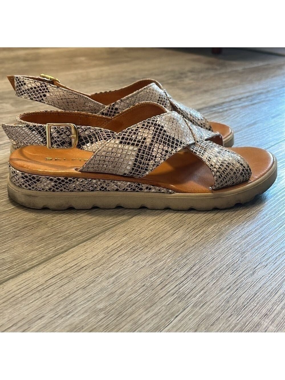 SELFIE Faux Snakeskin Vegan Low Wedge Sandal Criss Cross Straps, Size 36 (5.5) - Picture 3 of 10